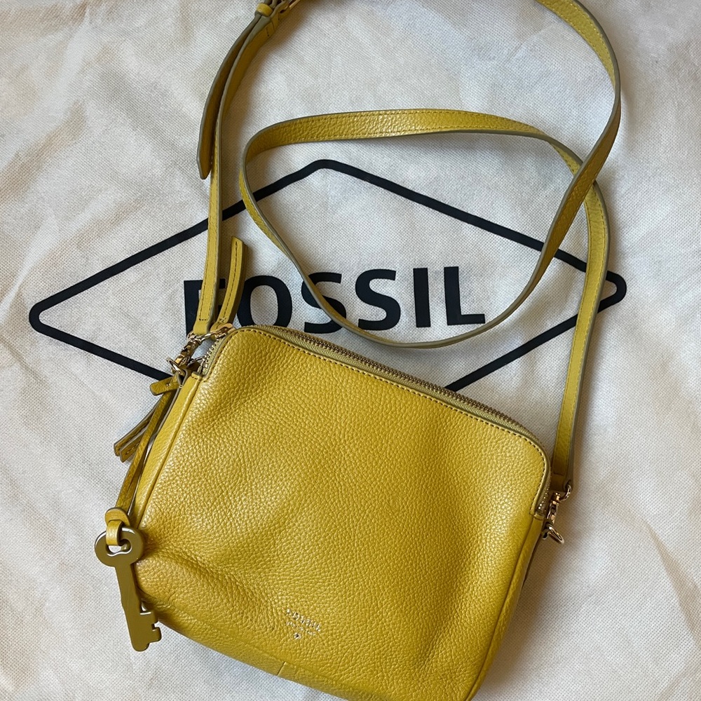 Fossil leather yellow/mustard crossbody purse, lightly used.